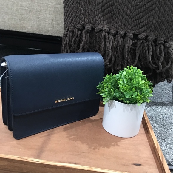 Michael Kors Daniela Large Gusset Crossbody - Picture 5 of 9